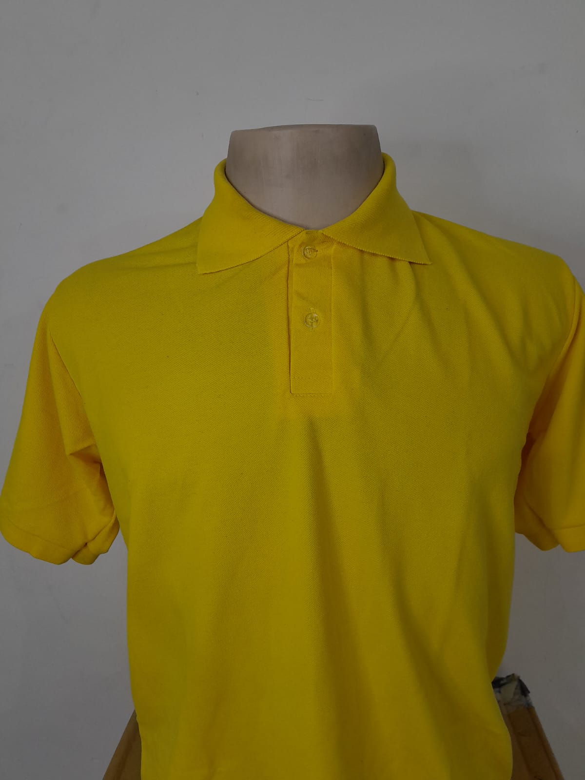 Camisa polo amarela