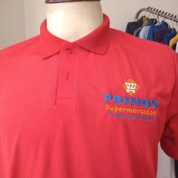 Camisa polo vermelha personalizada com bordado